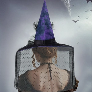 Chapeau de sorcière gothique d'Halloween avec motifs violets et voile en tulle noir