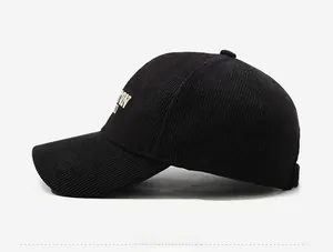 Détail de la broderie Boston sur la texture de la casquette de baseball en velours noir