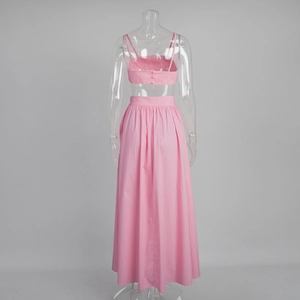 Vue détaillée du dos de l'ensemble rose avec crop top boutonné et jupe longue plissée