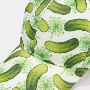Gros plan d'une casquette avec motifs de cornichons verts et coutures précises