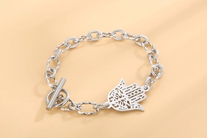 Détail du pendentif main de Fatma argenté sur bracelet à maillons avec fermoir à bascule