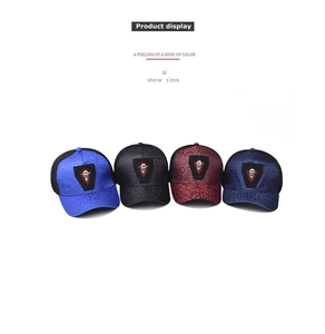 Lot de casquettes de baseball en mesh quatre couleurs avec graffiti et écussons
