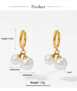 Dettaglio orecchini a cerchio placcati oro 18K con doppie perle bianche su fondo bianco