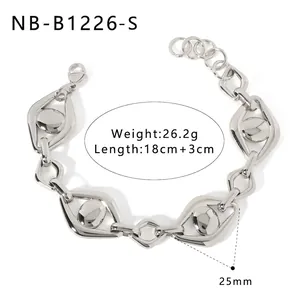 Détail du bracelet en acier inoxydable argenté avec maillons en forme de C et fermoir mousqueton