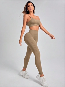 Détail de l'ensemble de yoga taille haute avec texture côtelée et lignes géométriques