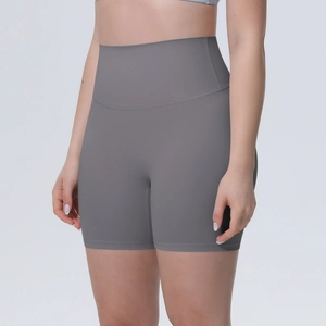 Détail de la taille haute compressive sur un short de yoga gris foncé sans couture