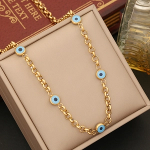 Collier chaîne O en acier inoxydable doré avec cinq charms œil grec sur un écrin