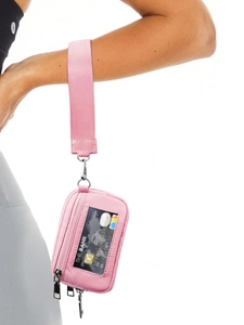 Detalle del bolso de muñeca rosa en nailon con ventana para tarjeta y cremallera
