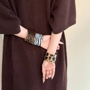 Bracelets ouverts à imprimé léopard et zèbre floqués avec bordure métallique pour femme