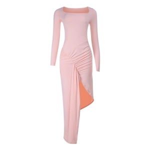 Détail d'une robe rose à manches longues avec col carré et fronces latérales
