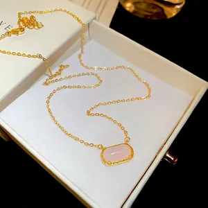 Collier plaqué or 18 carats avec pendentif rectangulaire en résine rose dans un écrin