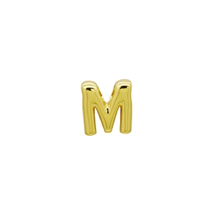 Dettaglio macro del ciondolo lettera M 3D placcato oro 18k con finitura lucida