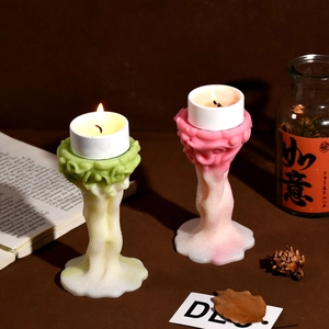 Portavelas artístico con forma de raíz en resina pastel y textura de diseño único