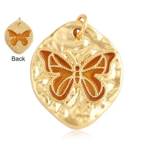 Makroansicht der Vintage-Metallscheibe mit gehämmertem Relief und orangefarbenem Schmetterling
