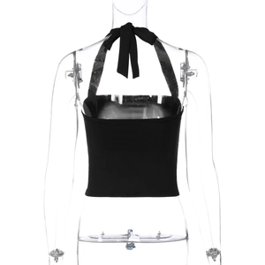 Détail du dos d'un haut licou noir avec un nœud au cou présenté sur un mannequin transparent