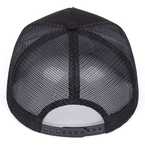 Vista posteriore del cappello trucker in rete nera con chiusura snapback regolabile dietro