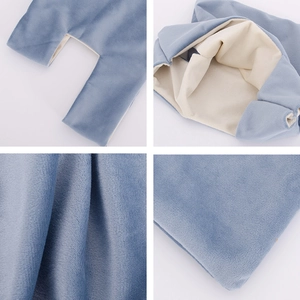 Vue détaillée du sac en velours peluche bleu montrant la texture douce et la doublure