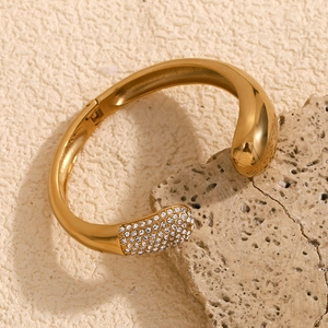 Détail du bracelet serpent en acier inoxydable doré 18K avec cristaux blancs brillants