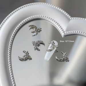 Charm à ongles lune et papillon argentés, taille 15x17mm posé sur un ongle blanc pointu