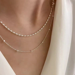 Collana a strati in argento s925 con cubi e catena a grani d'oliva su seta bianca