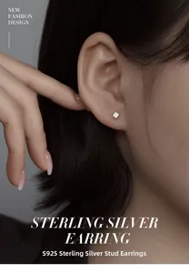 Gros plan de boucles d'oreilles cubes en argent S925 portées pour un style quotidien