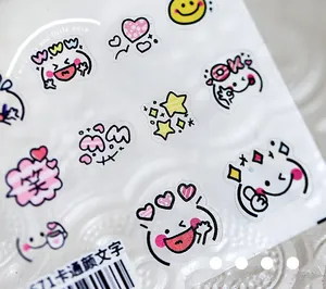 Vue macro des autocollants d'ongles 5D emoji avec visages mignons et motifs de cœur