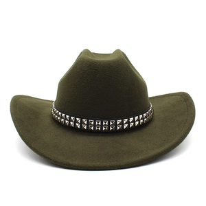 Dunkelgrüner Filzhut im Western-Stil mit schwarzem Lederband und silbernen Nieten