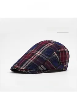 Détail d'une casquette plate à carreaux bleu marine avec boucle métallique réglable latérale