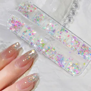 Vue détaillée du lot de 12 compartiments de paillettes sirène irisées pour décorer les ongles