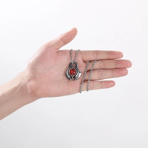 Collana punk in acciaio al titanio con ciondolo a forma di occhio rosso da uomo