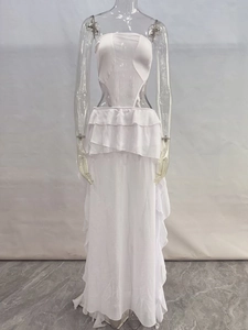 Détail d'une robe longue blanche sans manches avec découpe taille et volants superposés