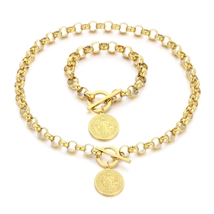 Parure collier et bracelet en acier inoxydable doré avec médaille Saint-Benoît et fermoir OT