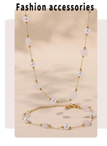 Dettaglio set collana e bracciale dorati con pietre naturali rosa e perle eleganti