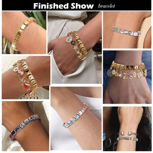 Collage dettagliato di bracciali modulari DIY con ciondoli in smalto colorato al polso