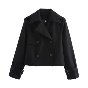 Détail d'un trench-coat court noir à double boutonnage avec revers classiques et boutons