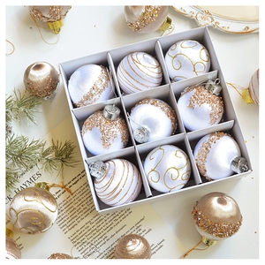 Makro-Detail luxuriöser Weihnachtsugeln aus Seidensatin mit Pailletten und Perlenbesatz