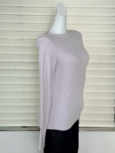 Détail de haut en tricot lilas à manches longues avec coupe ajustée et col bateau