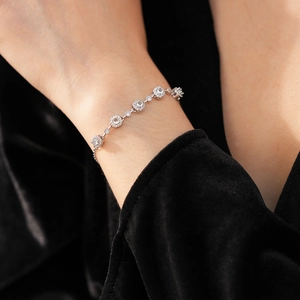 Gros plan d'un bracelet en argent avec grappes de zircons brillants sur un poignet