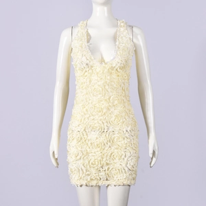 Detailansicht des elfenbeinfarbenen 3D-Blumenstoffs an einem figurbetonten V-Ausschnitt Kleid