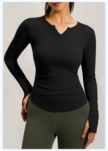 Dettaglio del top da yoga nero con scollo a V, fori per i pollici e design slim-fit