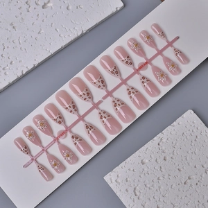 Faux ongles rose léopard français avec fleurs 3D blanches et détails en perles