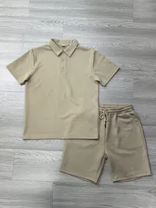 Dettaglio della trama a nido d'ape beige sulla polo e pantaloncini con coulisse abbinati