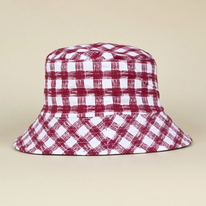 Gros plan du motif à carreaux rouge et blanc sur un bob en coton élégant et chic