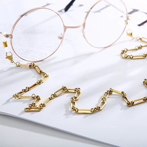 Vue détaillée d'une chaîne de lunettes dorée à maillons carrés et attaches en silicone