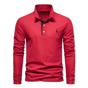 Vue détaillée du polo rouge à manches longues avec broderie girafe et col à revers