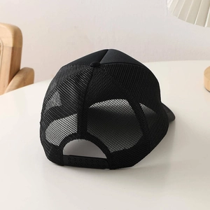 Dettaglio della chiusura snapback regolabile e della rete traspirante sul cappello nero