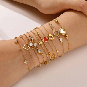 Bracelets multicouches dorés 18K réglables avec pendentifs cœur et pierres zircon