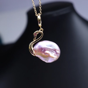 Collier pendentif cygne avec perle baroque violette et chaîne dorée élégante