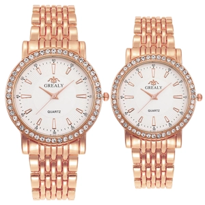 Gros plan de montres à quartz pour couple en or rose avec lunettes en cristal et métal