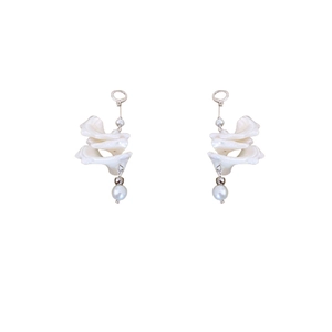 Boucles d'oreilles élégantes à plis blancs avec perles rondes sur crochets d'argent
